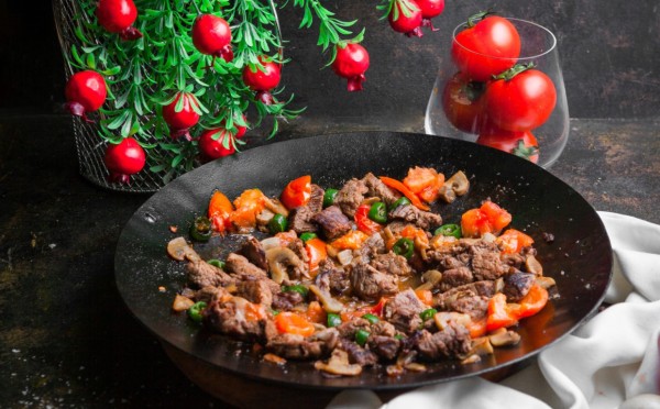 Еще одна идея для горячего — Новогодний стол с азиатским флером, его украсит это простое блюдо из говядины