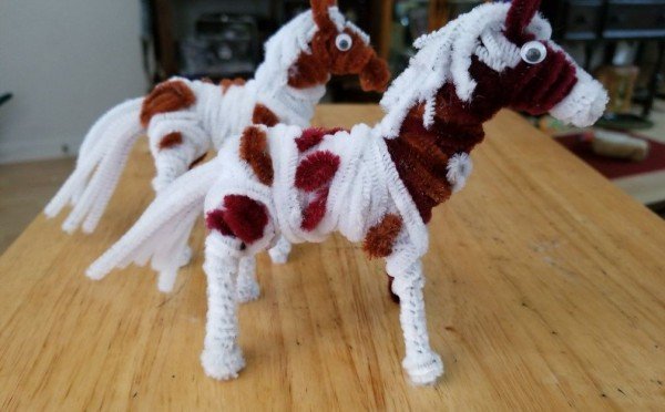 Символ года из синели за 10 минут: как сделать плюшевую лошадку из двух проволок — выглядит как покупная