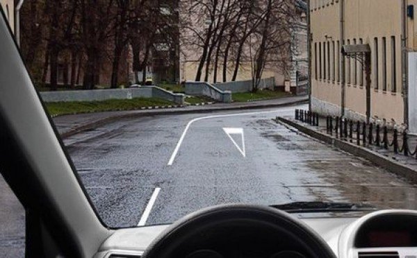 Треугольник под колёсами — визуальная подсказка не помогает, а путает: 79% сдающих экзамен по ПДД впадают в ступор
