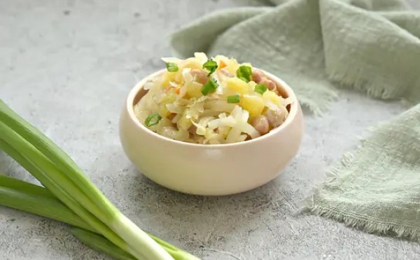 Брат-близнец для винегрета — он без свеклы, но ничуть не менее вкусный, очень интересный рецепт