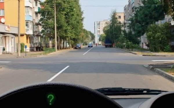 Этот манёвр лишил балла: 72% сдающих ПДД запутались в знаках — как правильно повернуть вместе с главной