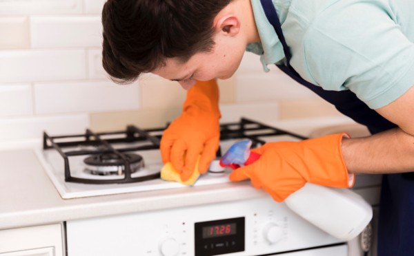 Генеральная уборка перед Новым годом: оставьте жирную плиту в 2025 — в январь с чистейшей кухней благодаря 1 лайфхаку