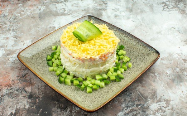 Этот рецепт умоляют все мои знакомые — салат «Слоёный»: самое то на Новый Год 2026