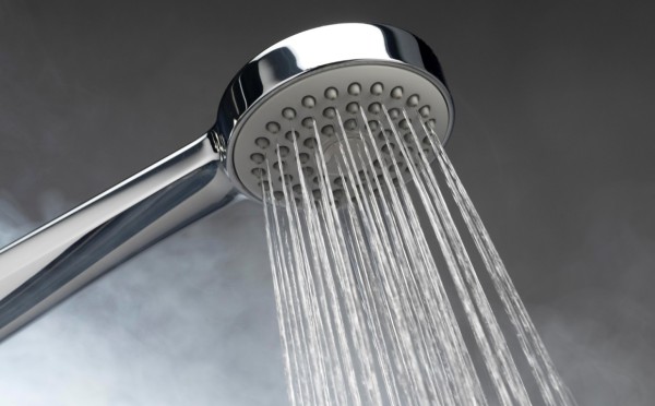 Чистый душ, чистая совесть — вот 100% надежный, быстрый способ очистить душевую лейку от камня