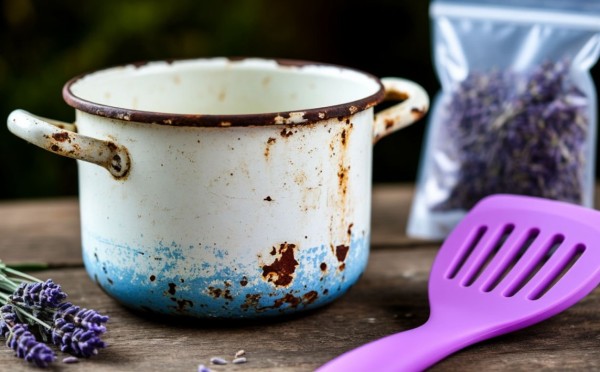 Нафталин, веник и старая кастрюля: 3 привычки пожилых родственников, которые «тихо» подрывают здоровье