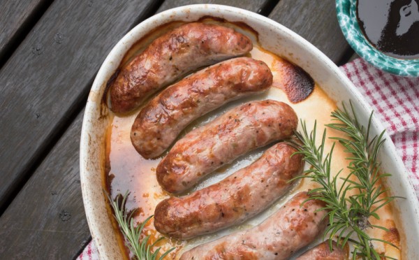 Мясо в пергаменте: идеальный рецепт в духовке — сочные колбаски со специями