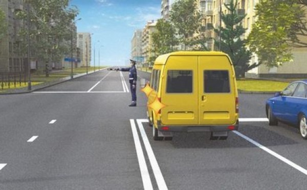 Ехать можно и на красный — кто главнее светофора: этот сигнал регулировщика на экзамене не понимают 72%