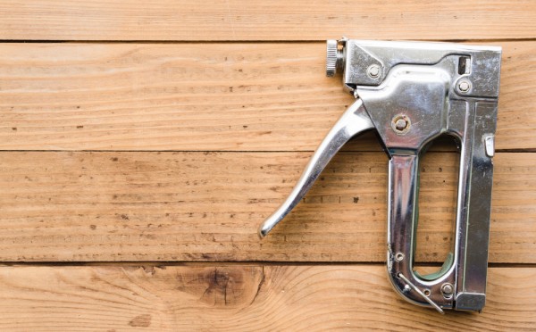 Чиним мебельный степлер: работать будет идеально, никаких сломанных скоб