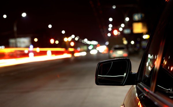 Ночью дорога диктует свои правила — фары решают больше, чем знаки: 85% на экзамене по ПДД сомневаются в правильности ответа