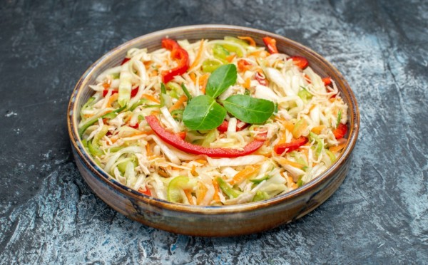 Салат из капусты «по-немецки»: спокойно хранится целый месяц — хрустящая заготовка для любого ужина