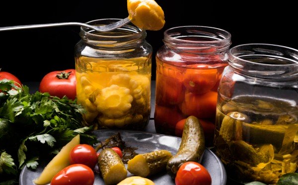 Открытые соленья: как сохранить на месяцы — поможет простая вода в пакете