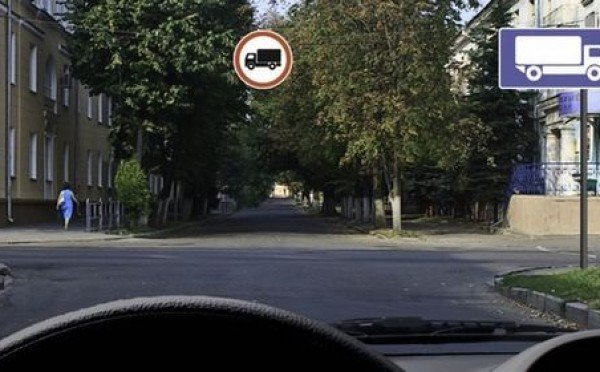 Когда знаки для грузовиков не для вас: куда ехать дальше — вопрос вызвал сомнения у 94% отвечавших на экзамене по ПДД