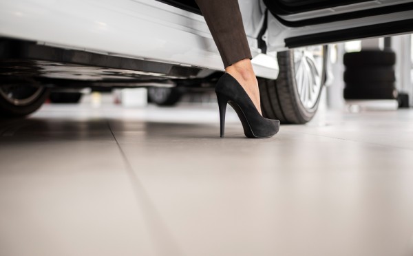 Зачем начали закрывать пороги за дверью: как автопроизводители решили проблему грязи на порогах — гениальное дизайнерское решение