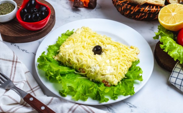 Салат «На зависть соседке»: идеальное сочетание курицы и ананасов — готовимся к Старому Новому Году 2026