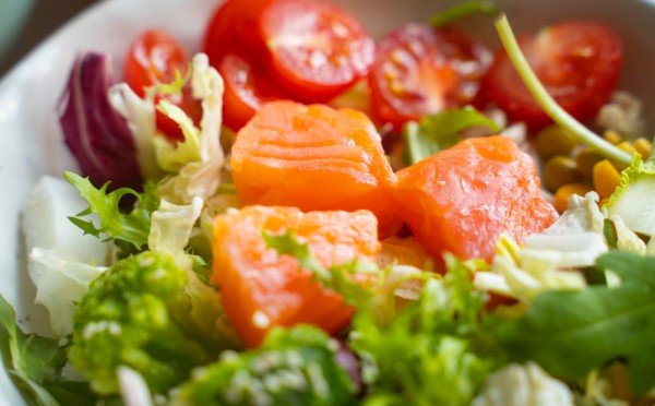 Салат «Амурский» с красной рыбой — дальневосточное чудо: простой и вкусный рецепт