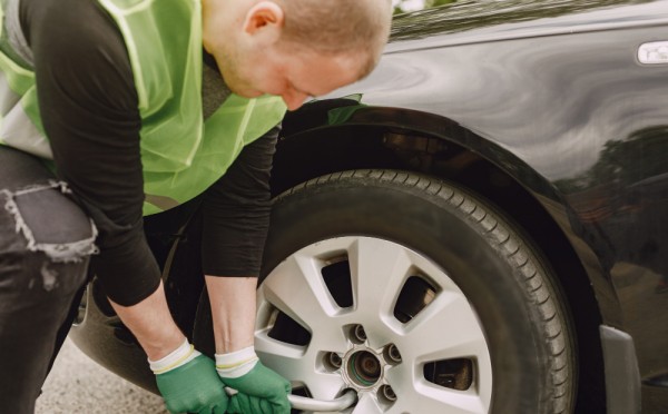 Колесо проколото, а запаска только летняя: как не попасться на штраф — разбираемся в ПДД