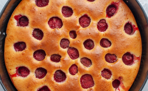 Быстрый пирог к чаю: рецепт за 7 минут — идеально нежный и воздушный десерт