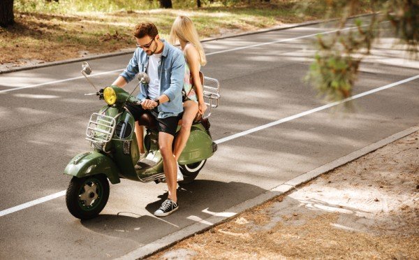 Маленький транспорт — большие заблуждения: где можно ехать мопеду, на экзамене по ПДД не знают 85%