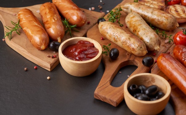 Замучала кожура на сардельках: как легко снять шкурку — гениальный лайфхак для домохозяек