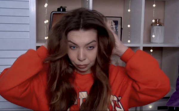 Взяла носок и накрутила кудри всем на зависть: проверила бьюти-лайфхак из Сети, который реально работает