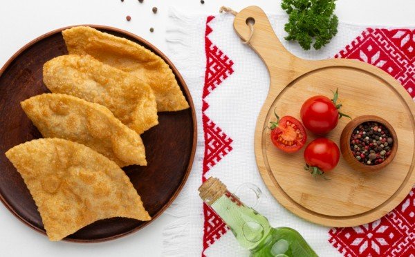 Идеальные «Посикунчики»: старинный рецепт пирожков — сочные, с хрустящей корочкой и брызгающиеся соком