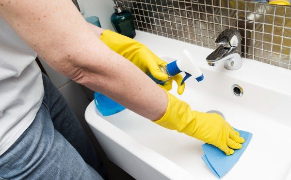 Унитаз блестит чистотой — поможет обычный аптечный раствор: как легко отмыть сантехнику до блеска