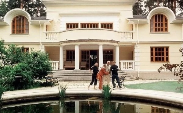 Нашего режиссера и тут, и там показывают — все про недвижимость Михалкова в России и за рубежом