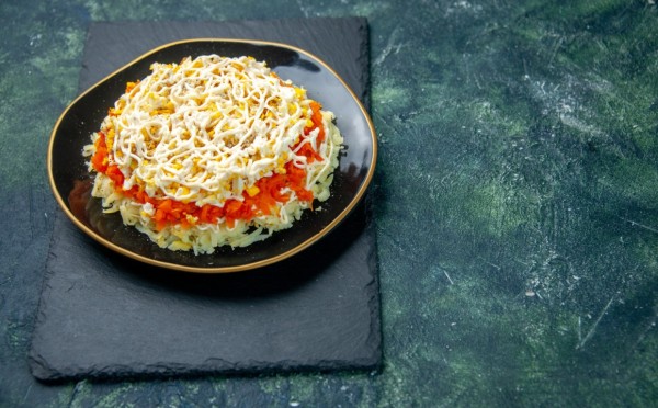 Салат «Невеста» на Старый Новый Год 2026: рецепт с курицей, яйцами и сыром — готовим всей семьёй