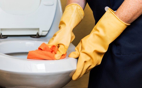 Убираем ржавчину в унитазе: отмойте всё подручными средствами — поможет сода и лимонный сок
