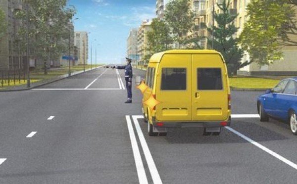 Ехать можно и на красный — кто главнее светофора: этот сигнал регулировщика на экзамене не понимают 72%