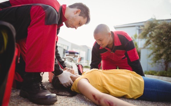 Травма головы: что делать в первую минуту — этот вопрос про первую помощь на экзамене по ПДД вызывает затруднения у 74% отвечающих