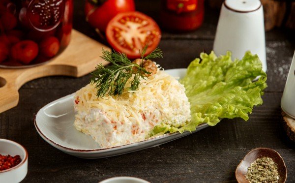 Сразите гостей наповал — салат с рыбой и жареными овощами: самое то на Старый Новый Год 2026