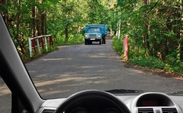 Узкий мост — движению помеха: кому ехать первым, не знали 39% на экзамене по ПДД