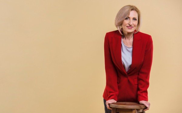 Не женщина, а тетка — из-за этих 3 деталей вы выглядите старше и угрюмее, чем на самом деле