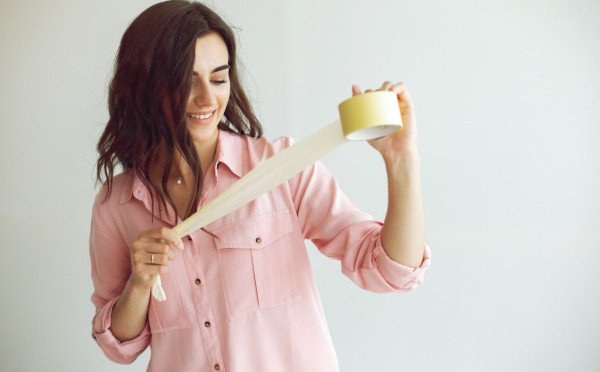 Фу, какой прилипчивый — секретный метод избавления от клея и следов скотча, пластик будет как новенький