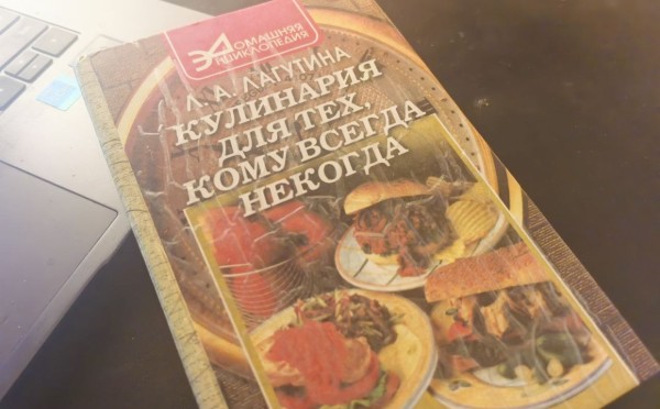 Тру на тёрке самые дешёвые крабовые палочки, и получается ресторанное блюдо — 30 минут и 97 рублей на всё