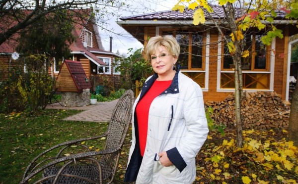 Кто-кто в теремочке живет — избушка без курьих ножек, зато с петушком на крыше, такой дом для себя выбрала Ангелина Вовк