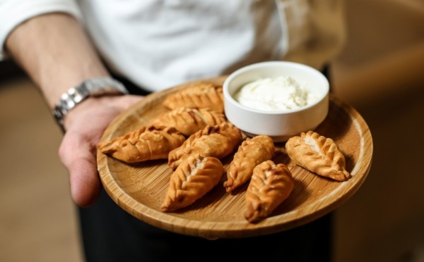 «Вкуснее пирожков мы не пробовали» — гениальные расстегаи с рыбой: рецепт идеально пышного теста