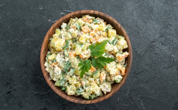 Откуда взялась традиция готовить оливье «на роту»: символ заботы или причина в голоде