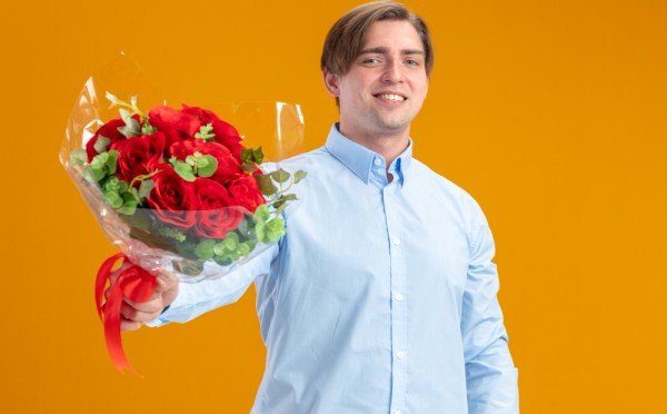 Всё дело в воспитании: какие мужчины дарят цветы — от мальчика к мужу