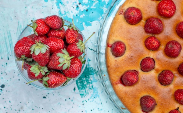 Идеальный пирог с клубникой: тесто месить не придётся — рецепт вкуснейшего десерта из замороженных ягод