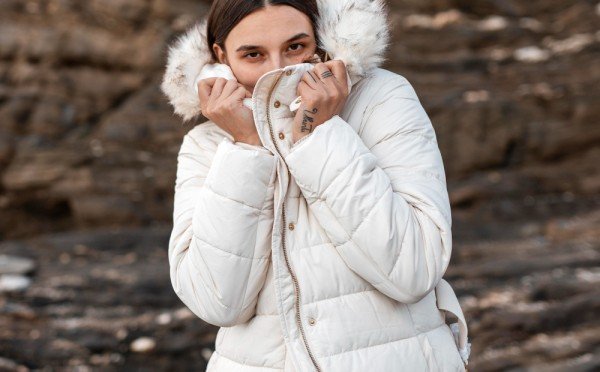 Стираем пуховик в машинке — как избежать комков и разводов: 3 правила для идеального результата