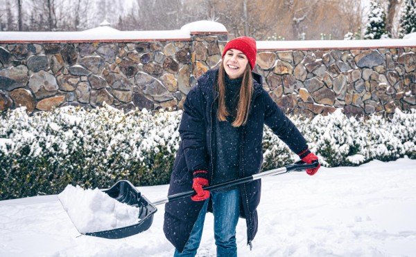 Дорожки от снега чистить больше не придётся — гениальный способ «согреть» ваши тропинки: кникакого льда и снега