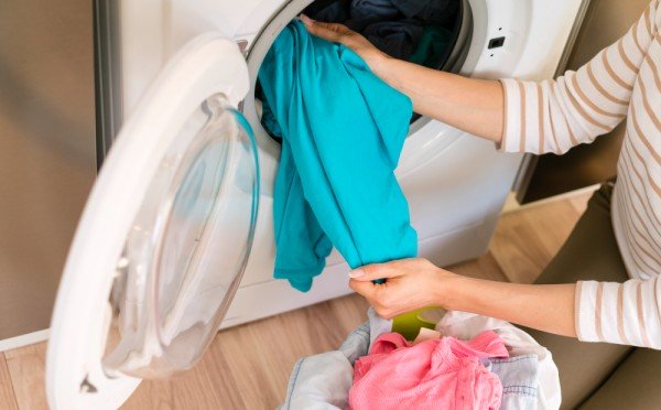 Кидаем в стиралку шарики из фольги: простой лайфхак для простой стирки — вещи будут как новые