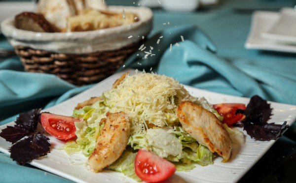 Салат интересной судьбы — как на самом деле надо готовить «Цезарь», которому недавно исполнилось 102 года?