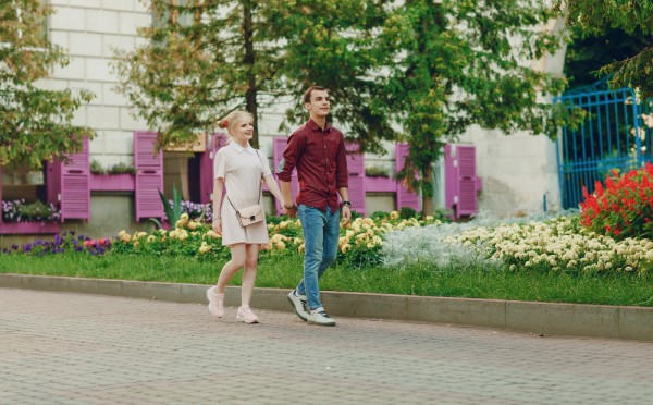 Когда дорога внезапно становится пешеходной — кто в жилой зоне главный: вопрос ПДД, на который не смогли ответить 74% претендующих на права