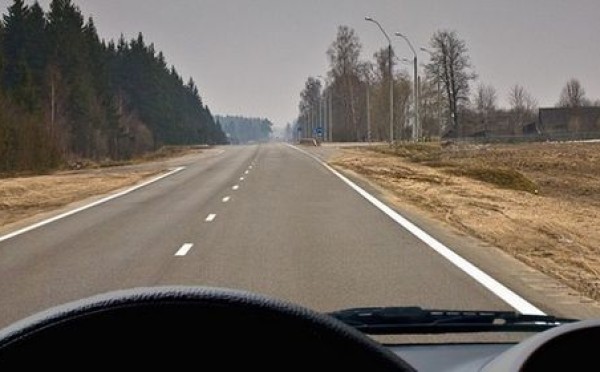 Знак населённого пункта синий — зря только скорость сбрасывали: 62% ошибаются на экзамене по ПДД