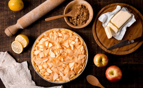 Десерт для уютного вечера: ароматный яблочный крамбл — хрустящая корочка и сочная серединка