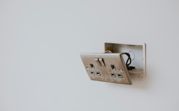 Странные американские вилки — почему на электрических вилках в США есть дырочки, удивительный секрет