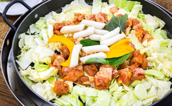 Нежнее мяса: готовим тёплый салат с печенью в сливочном соусе